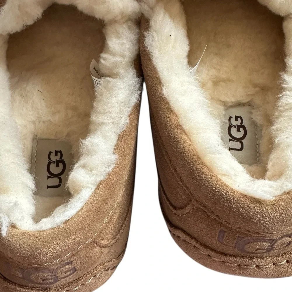 UGG ASCOT TAN SUEDE SLIPPERS SIZE 8